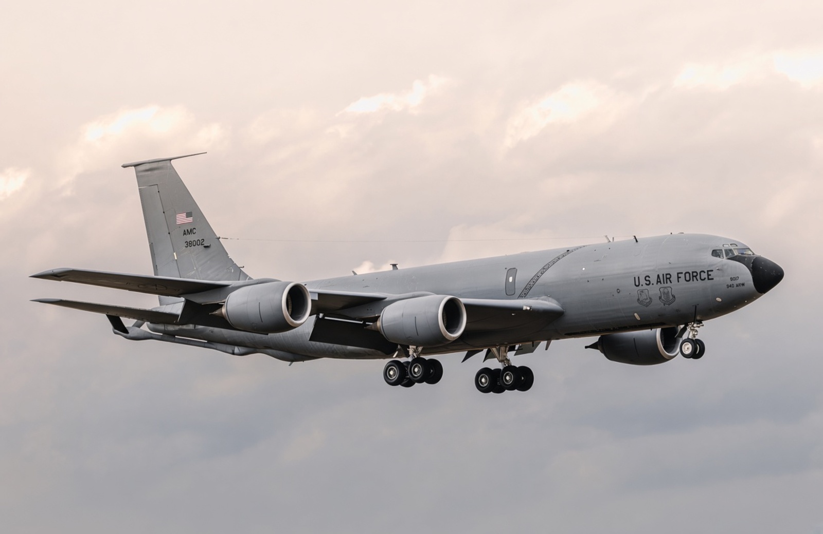Американський літак KC-135R, пошкоджений у зіткненні в Іраку, відновили та повертають до США