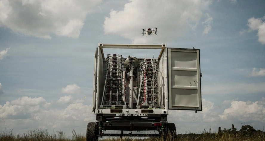 Дрон-перехоплювач Bumblebee V2 та контейнер Bee Hive. Фото: XVIII Airborne Corps