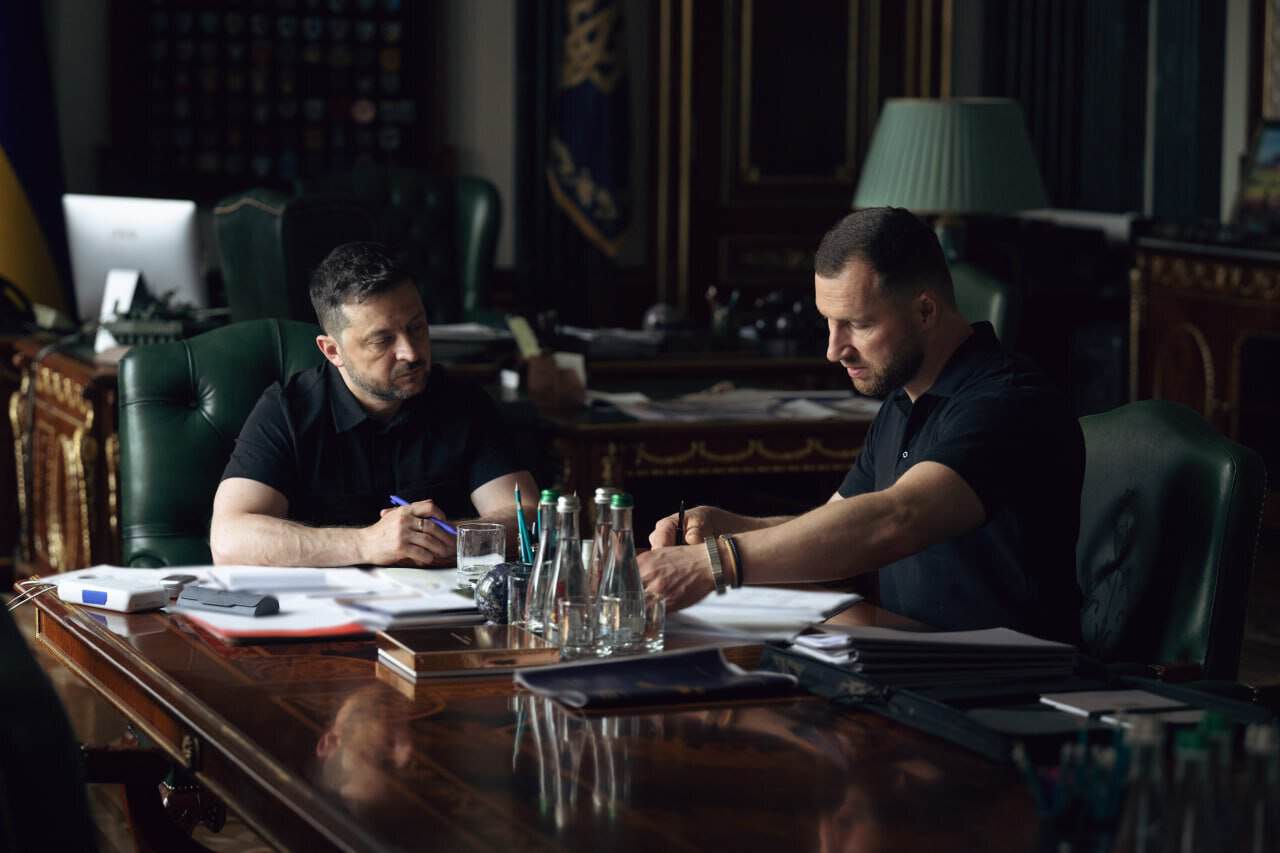 Тимчасово В.О. Міністра оборони України, Євгеній Хмара на зустрічі з Володимиром Зеленським. Фото: Офіційний канал Президента України - Володимира Зеленського