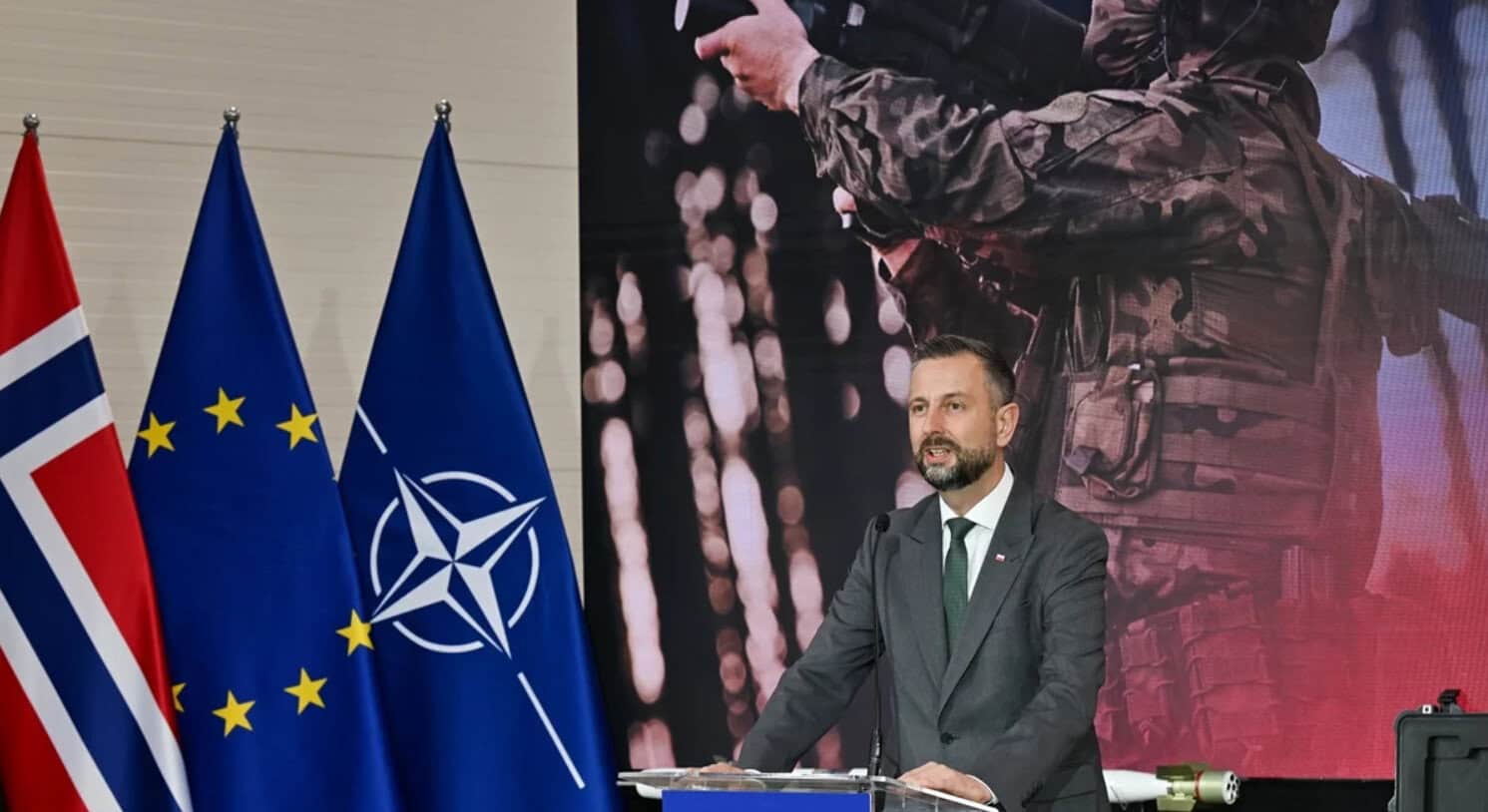Міністр оборони Польщі Владислав Косіняк-Камиш під час підписання угоди про постачання Piorun. 24 серпня 2026 року. Фото: PAP/Piotr Polak