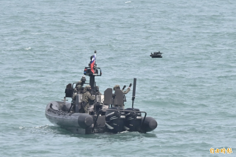 Морська піхота Тайваню розгортає розвідувальний дрон зі штурмового катера M109. 08 серпня 2026 року. Фото: Конг Чанджін