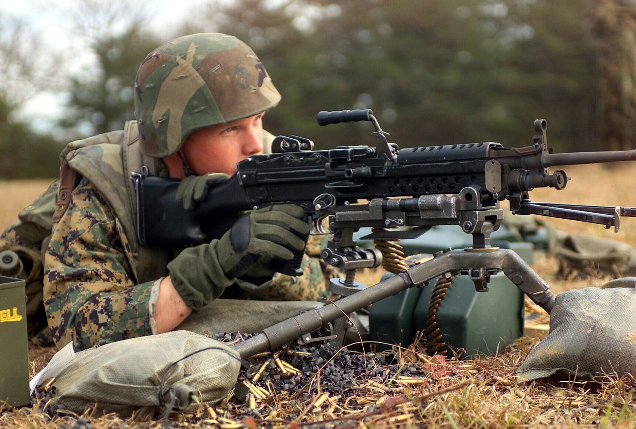 Морський піхотинець США стріляє з M249