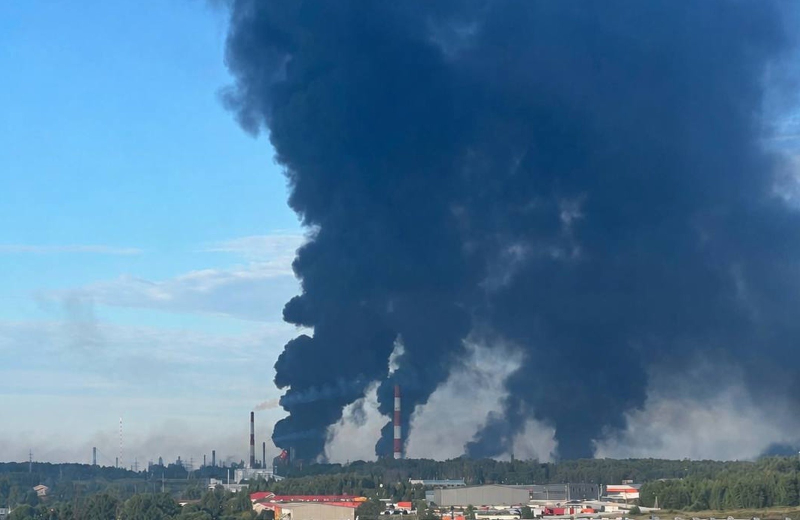 Дрони уразили один із найбільших НПЗ Росії — «Славнефть-ЯНОС»