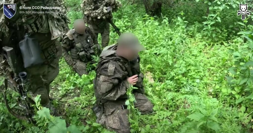 Захоплені в полон 6-м полком Рейнджерів ССО ЗСУ російські військові. Стопкадр із відео ССО ЗСУ.