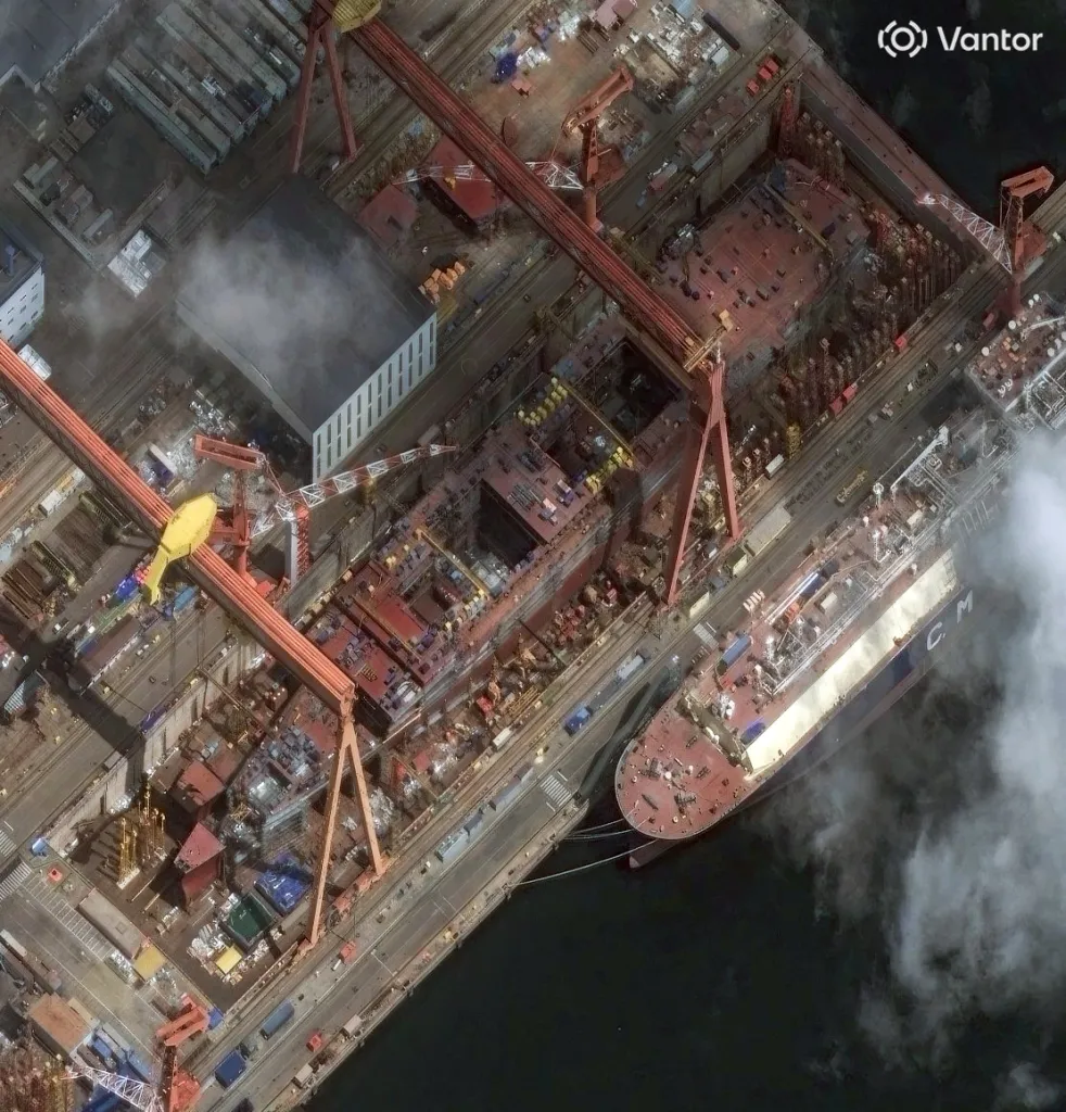 Type 004 на суднобудівному заводі Далянь 21 серпня 2026 року. Супутникове зображення Vantor, фото TWZ