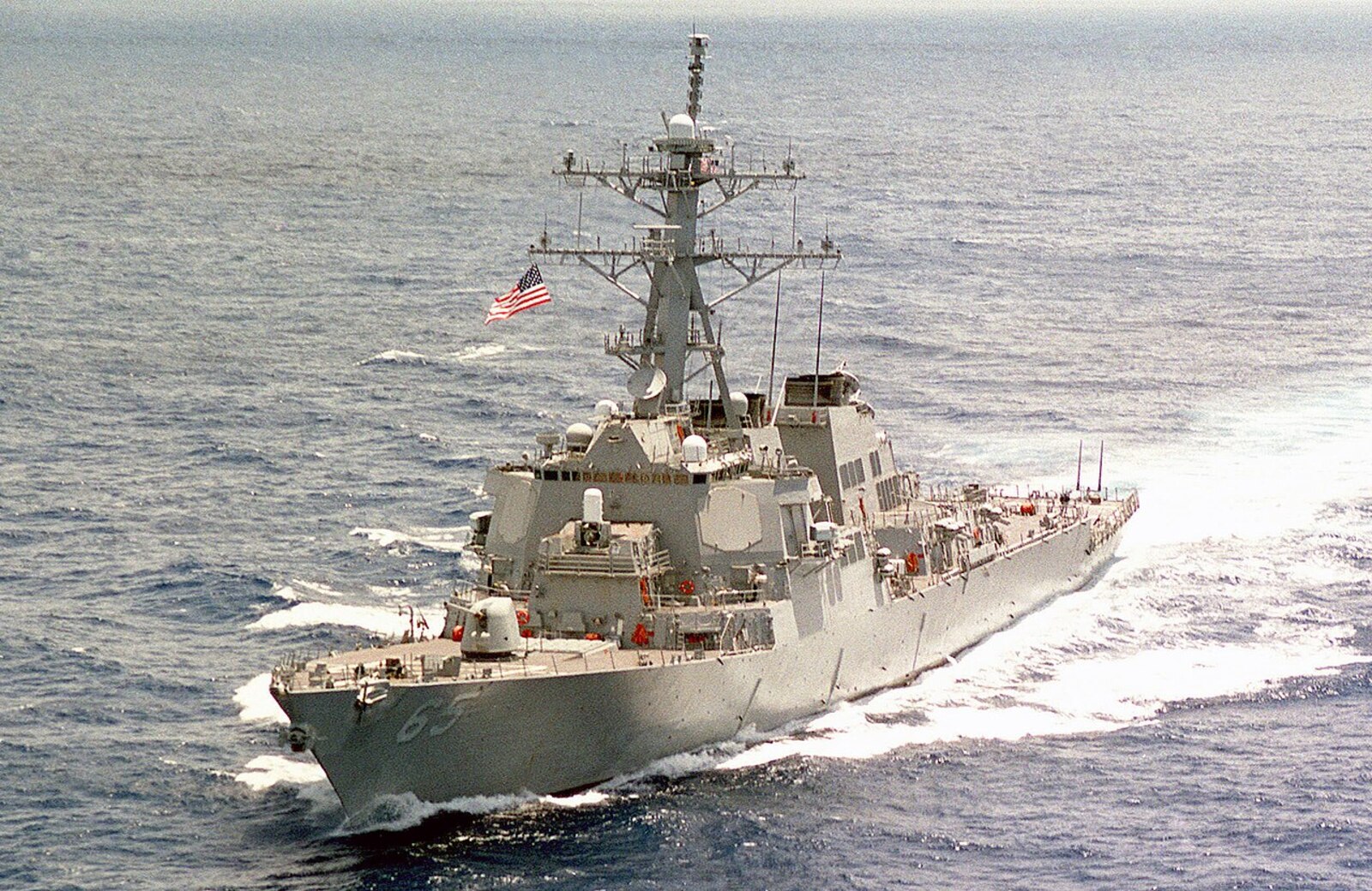 Есмінець США USS Benfold на 4 дні втратив електроенергію у Південно-Китайському морі