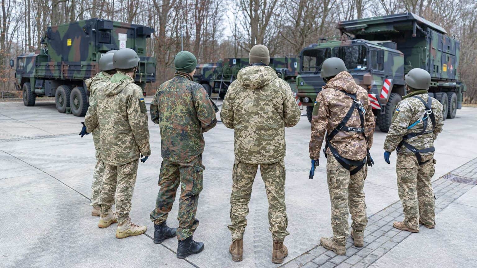 Українські військові в Німеччині біля ЗРК Pаtriot. Фото: Bundeswehr