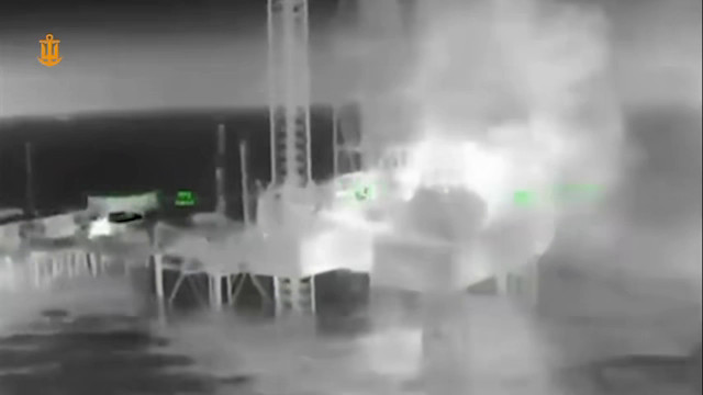 Кадр ураження бурової установки «Сиваш» за допомогою БпЛА. 08 серпня 2026 року. Джерело: ВМС ЗСУ