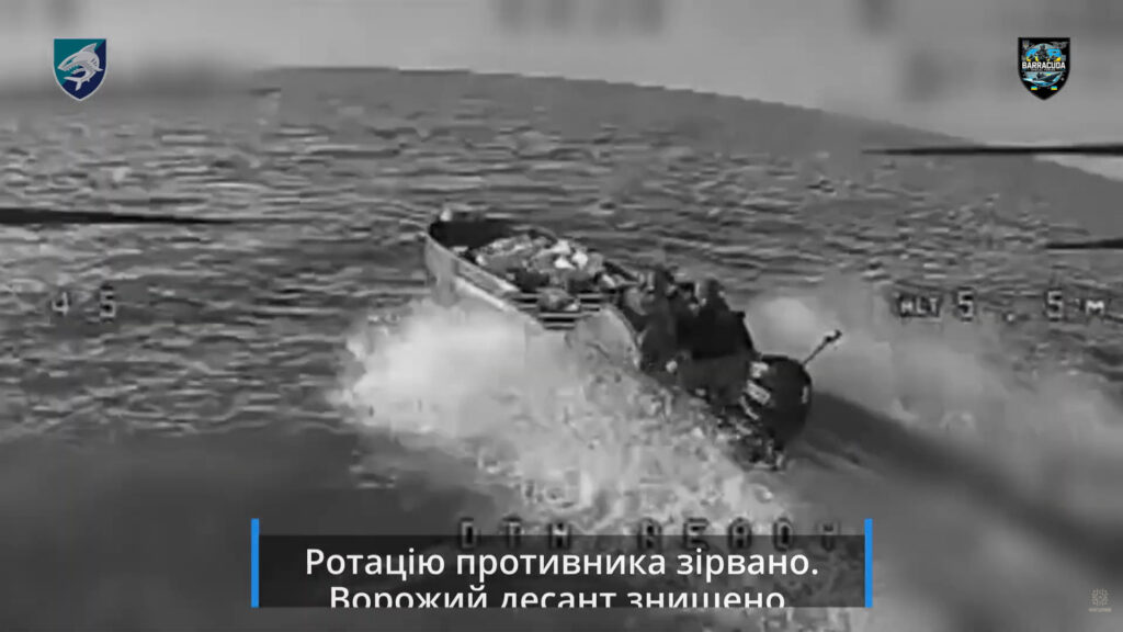 Ураження російського човна FPV запущеним з надводного дронп Barracuda. Стоп-кадр з відео 40-ї бригади