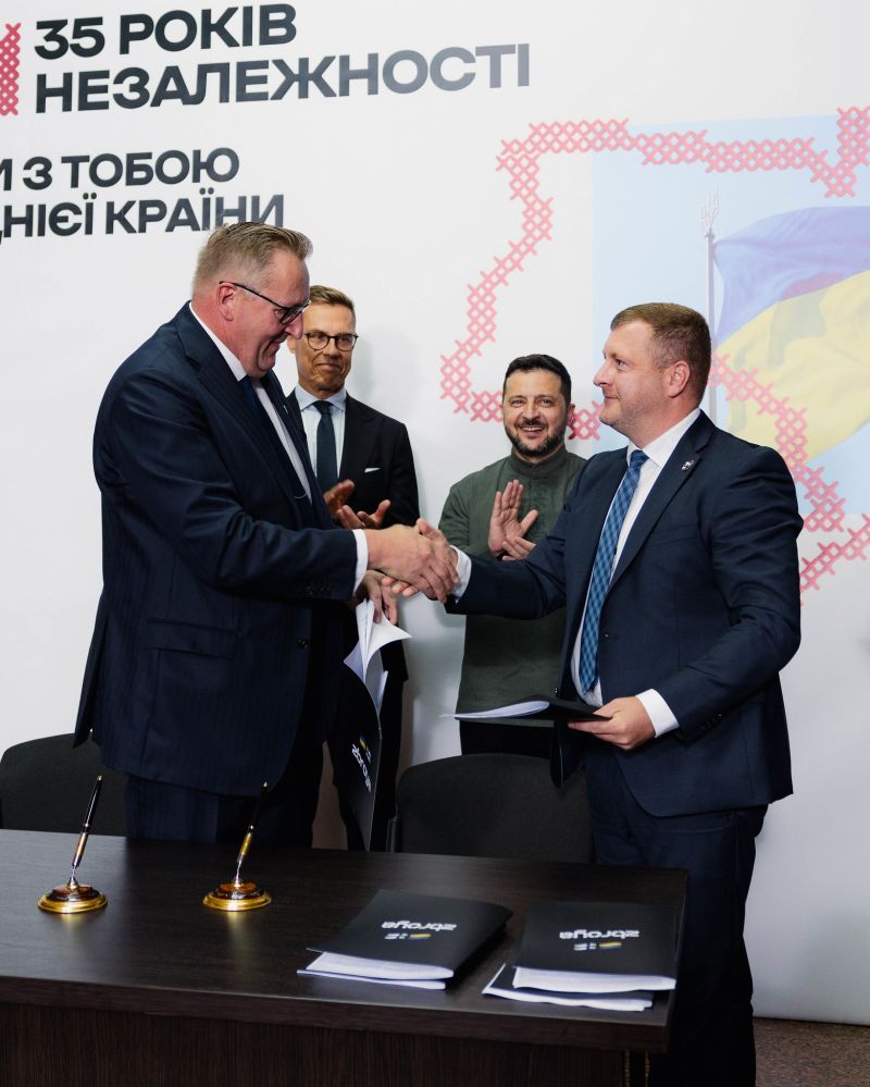 Signing of the letter of intent between Patria and General Cherry in the presence of the presidents of Ukraine and Finland. Photo: Patria