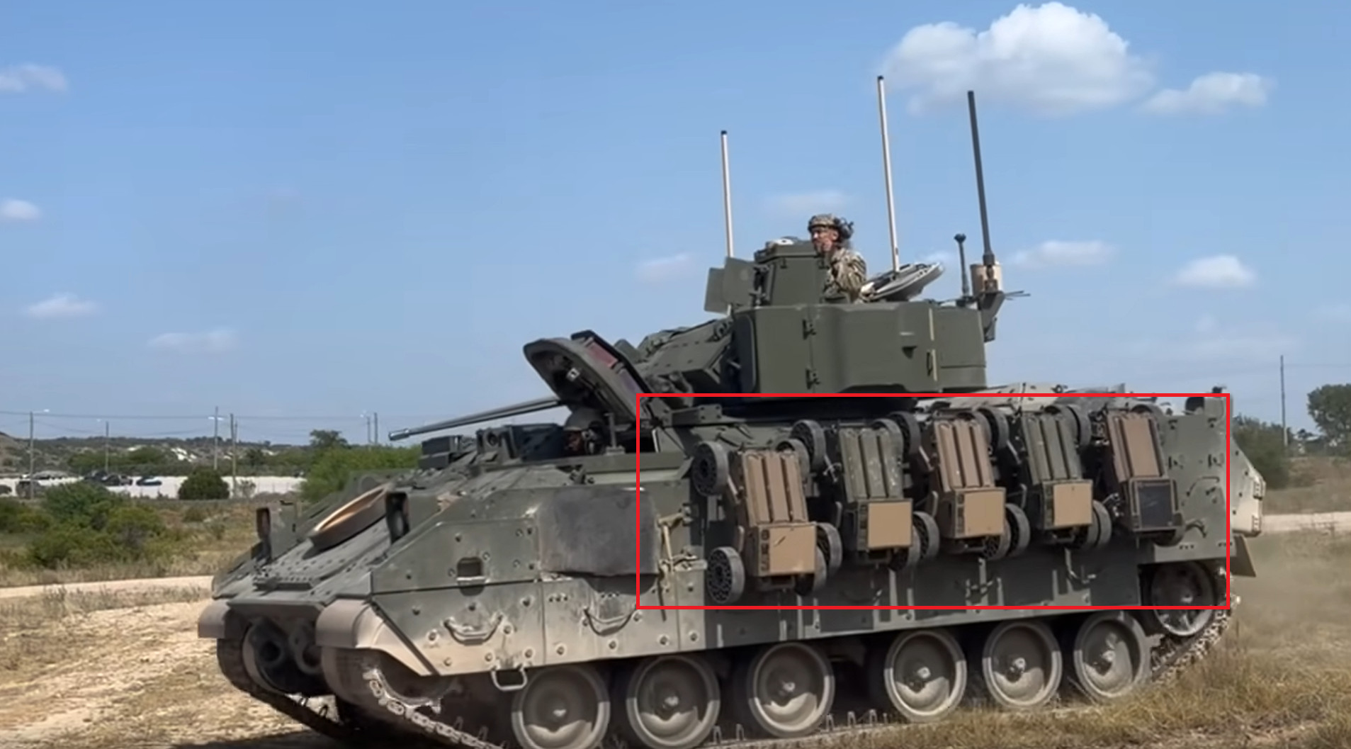 Армія США випробовує Bradley як носія наземних роботів FireAnt