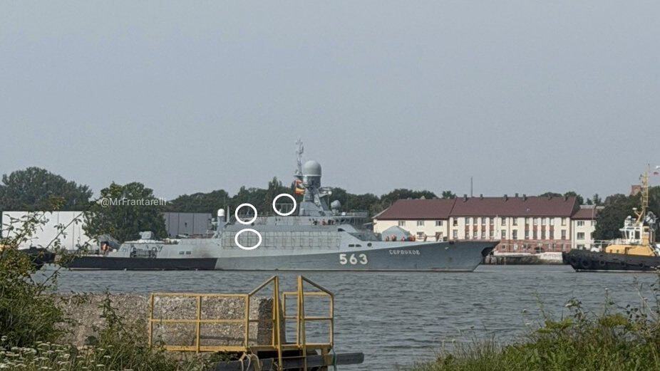Російський ракетний корабель «Серпухов» обладнали антидроновим «мангалом» та мішками з піском