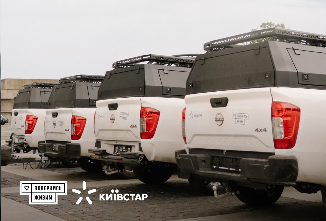 Зв’язківці отримали мобільні майстерні та спецпікапи від «Повернись живим»