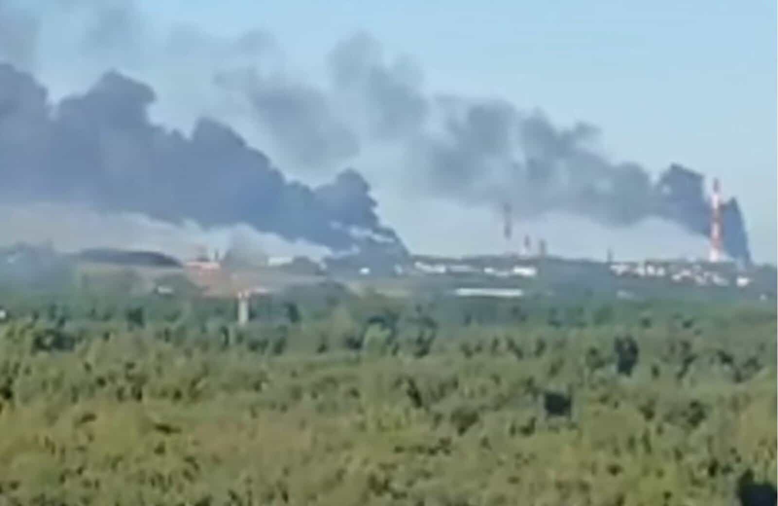 Безпілотники вдарили по НПЗ у Ярославлі та атакували авіабазу «Энгельс-2» 