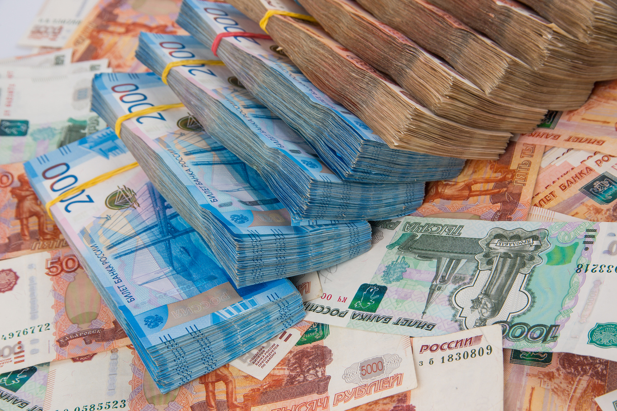 Російські олігархи передали близько 400 млрд рублів на війну з Україною на вимогу Кремля