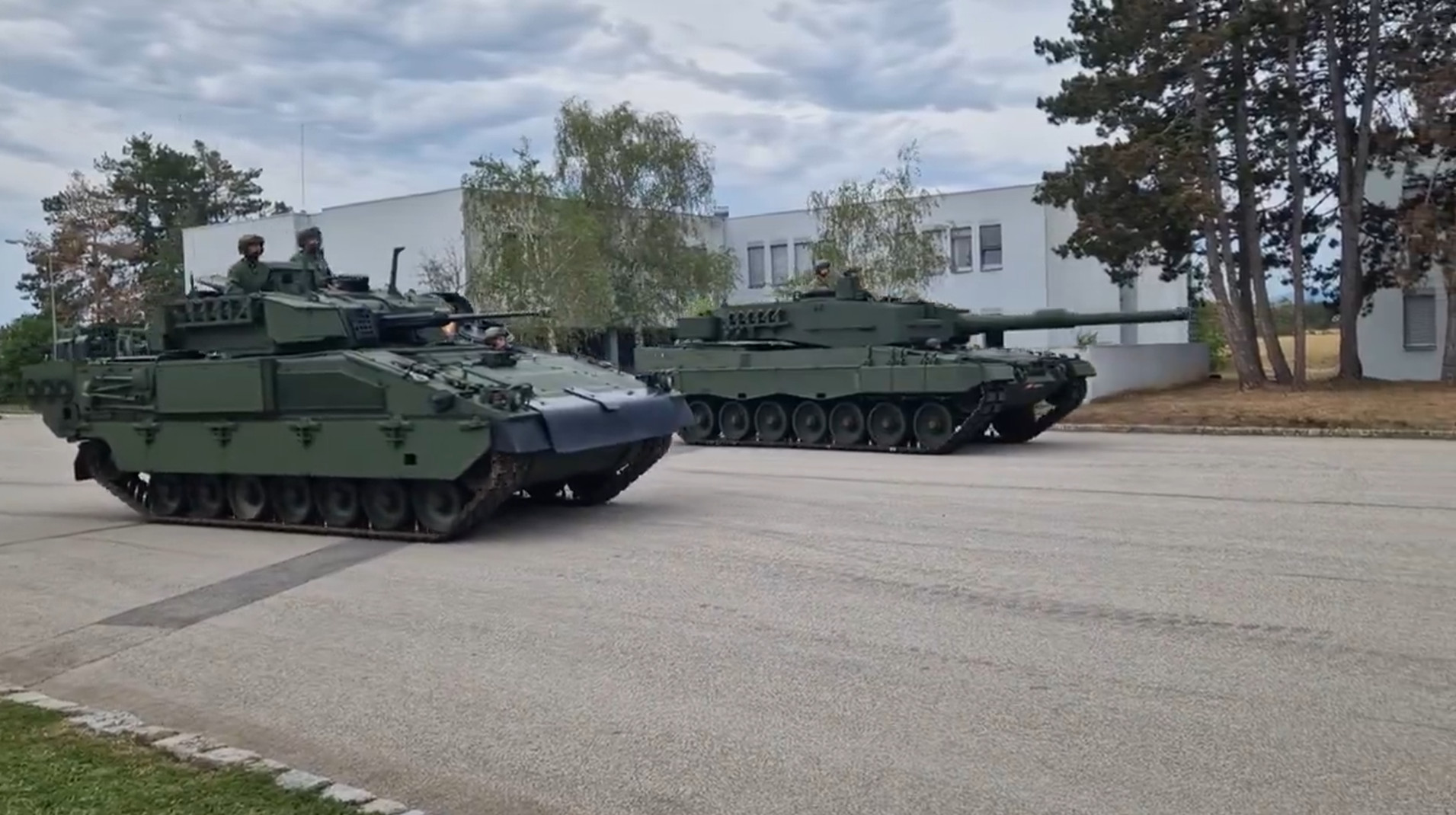 Австрія отримала перші модернізовані танки Leopard 2A4Ö та БМП Ulan