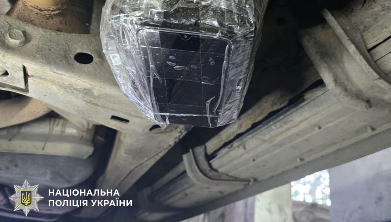 An explosive device attached to the vehicle of the defense industry executive in the Kyiv region. August 2026. Photo credits: SSU