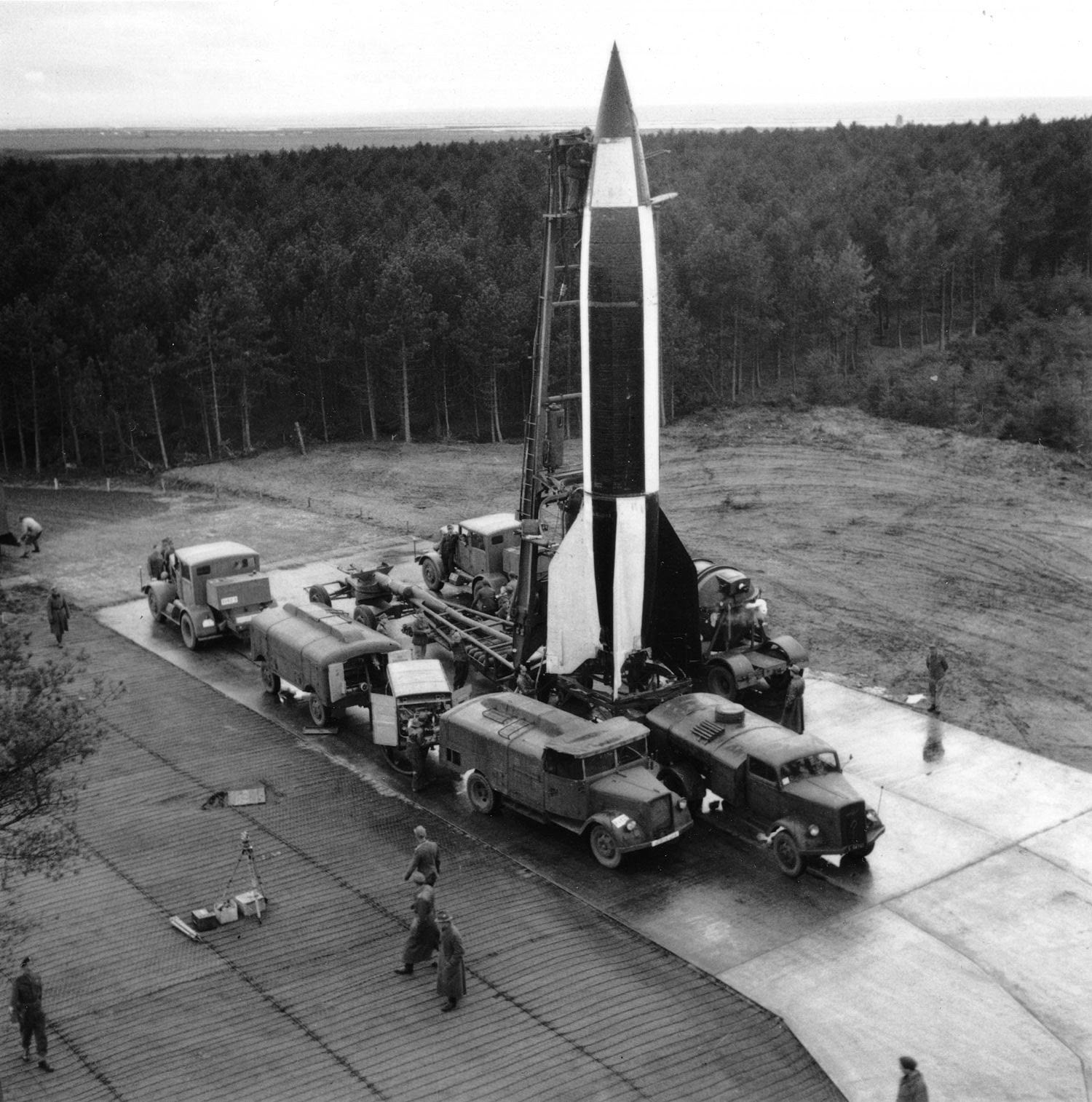 Балістична ракета V-2, підготовлена британськими військовими за допомогою німецького персоналу для випробувального пуску на полігоні в Альтенвальді, Німеччина. Жовтень 1945 року. Фото universemagazine