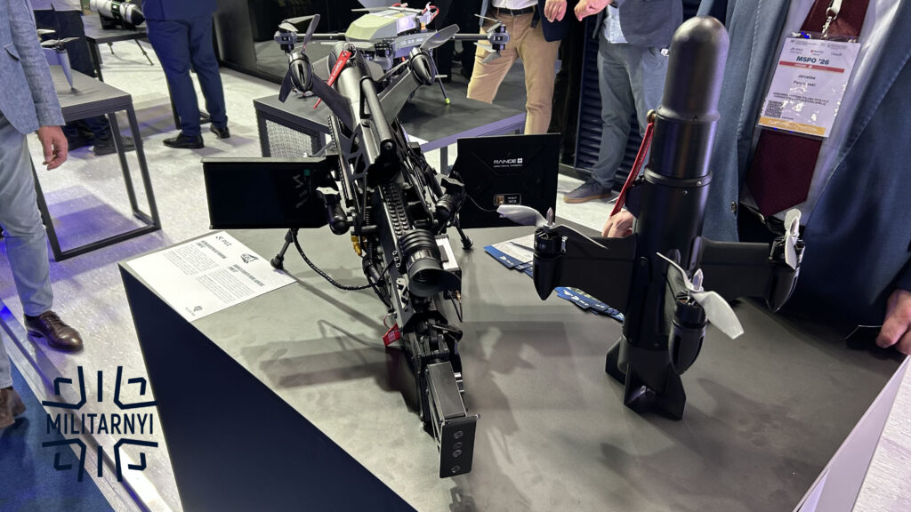 Ручна протидронова пускова установка MAKO X1 з дроном-перехоплювачем на виставці MSPO у Польщі. 9 вересня 2026 року. Фото: Мілітарний