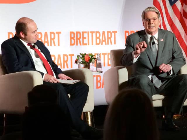 Міністр фінансів США Скотт Бессент (справа). 8 вересня 2026 року. Фото: Breitbart News