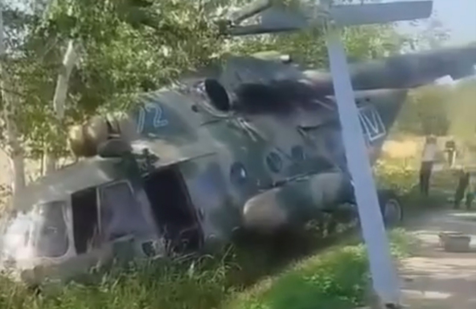 Russian Mi-8 Rolls Into Ditch During Emergency Landing on Highway After Running Out of Fuel