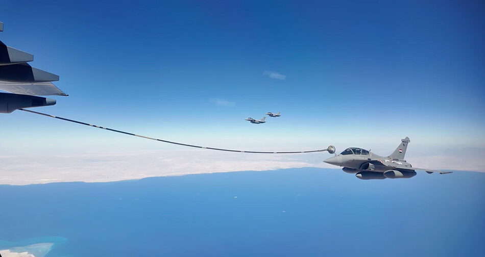 Вперше китайський заправник YY-20 поповнив баки західного винищувача Rafale