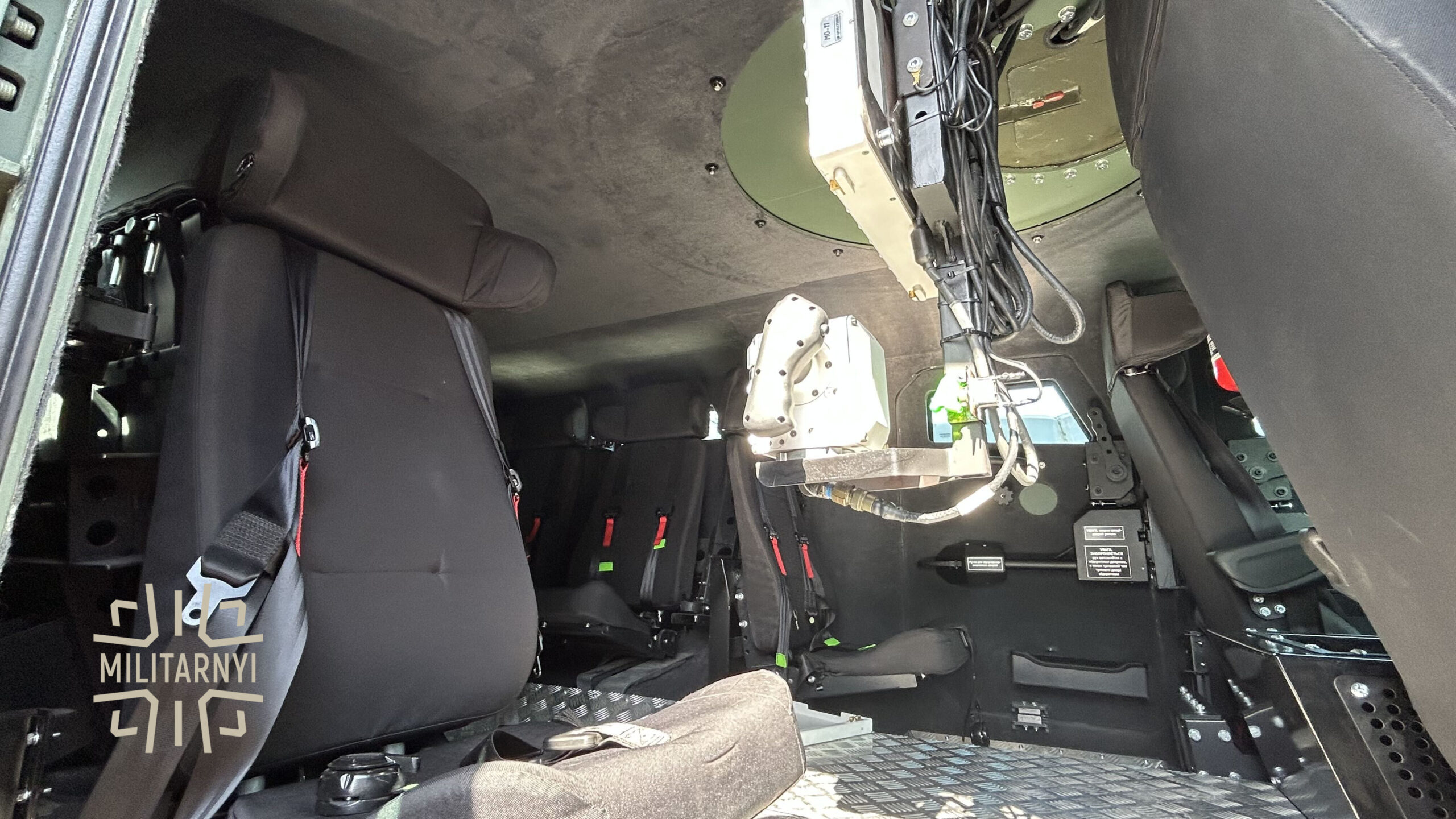 Десантне відділення всередині бронемашини «Варта-3» на виставці MSPO у Польщі. 8 вересня 2026 року. Фото: Мілітарний