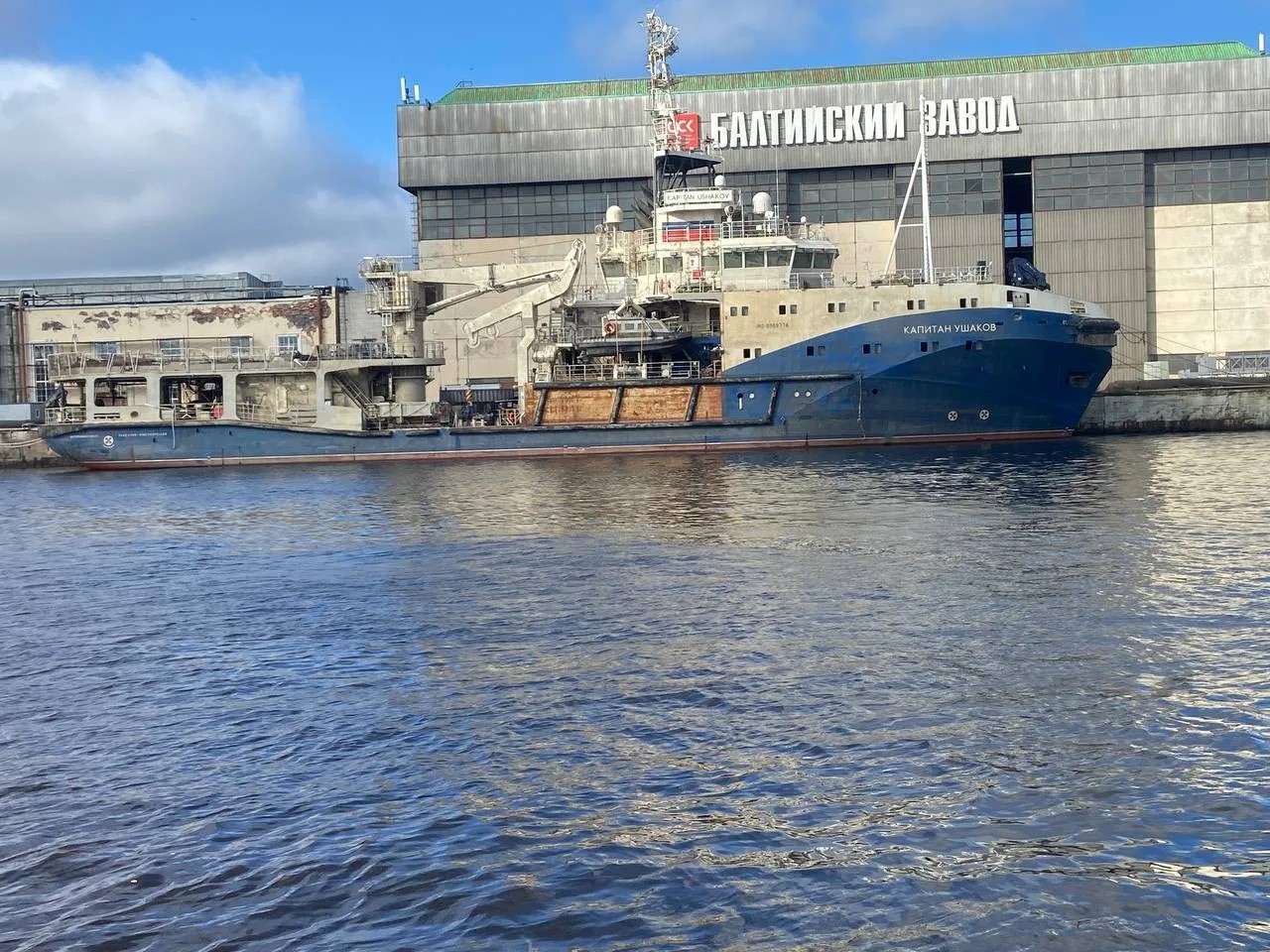 У Санкт-Петербурзі підняли затонулий військовий буксир «Капитан Ушаков»
