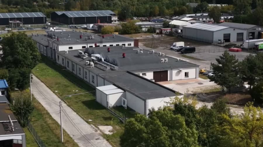 Вид на будівлю заводу WB Group у Скаржисько-Кам'єнній, Польща. Серпень 2026. Кадр з відео: Radio Kielce