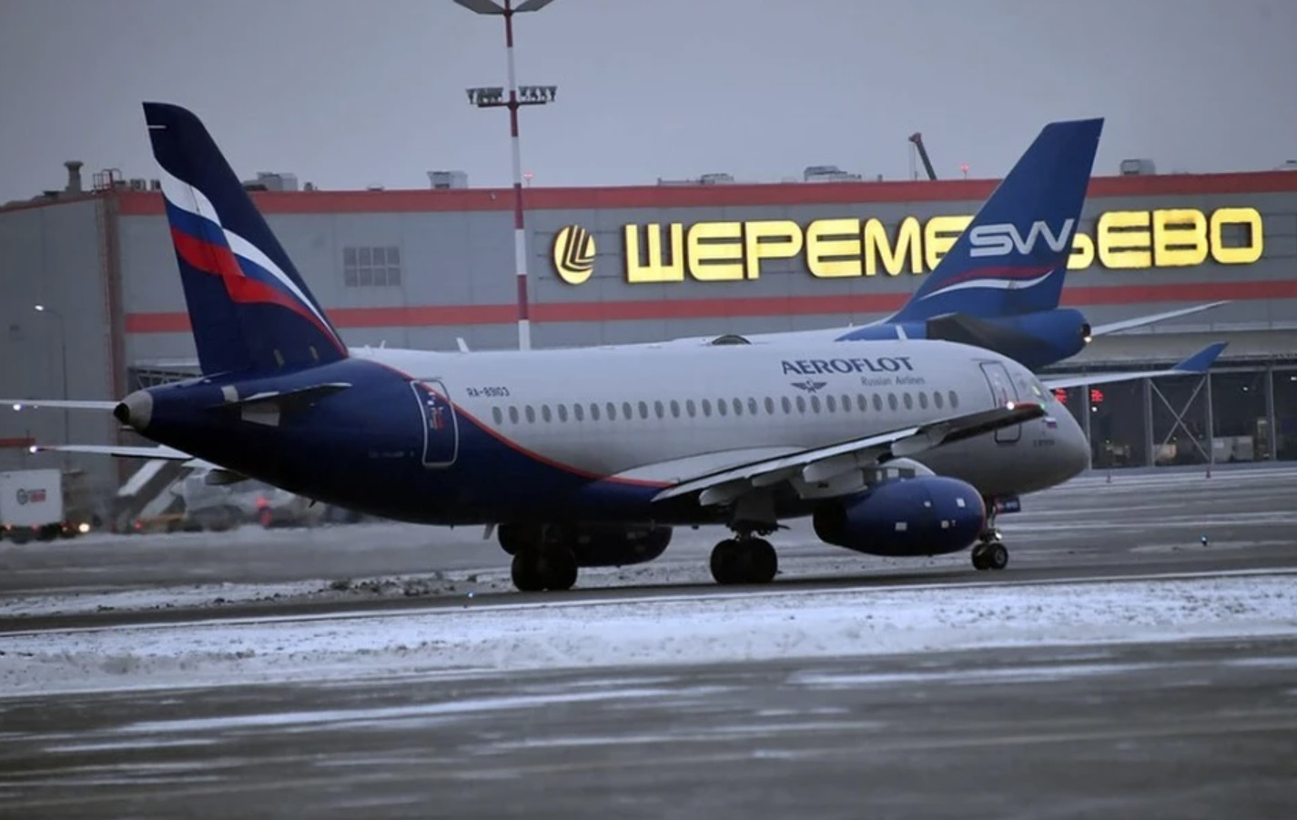 Зеленський попередив про небезпеку польотів у російському повітряному просторі