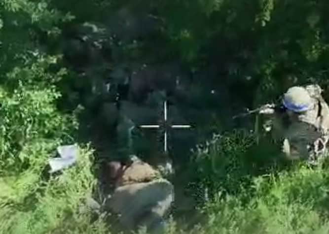 Боєць 33-ї бригади бере у полон колумбійців