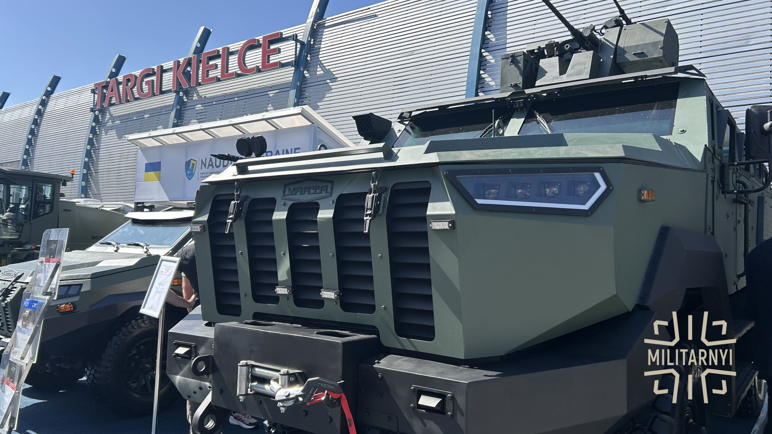 Передня частина бронемашини «Варта-3» на виставці MSPO у Польщі. 8 вересня 2026 року. Фото: Мілітарний
