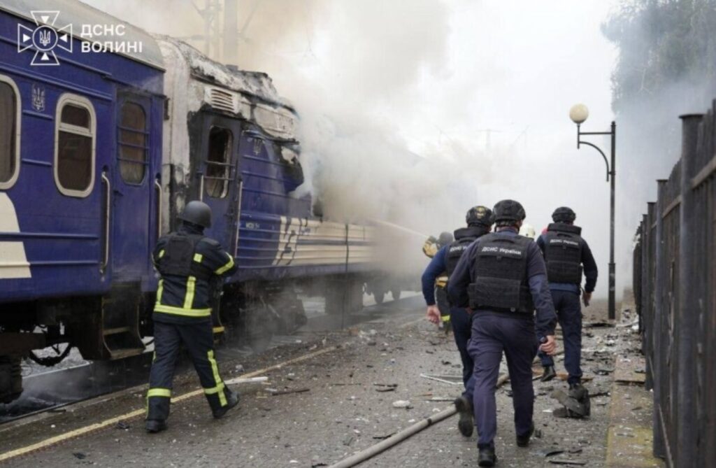 У Луцьку Волинської області уражено російським дроном пасажирський потяг 12 вересня 2026 року. Фото: ДСНС