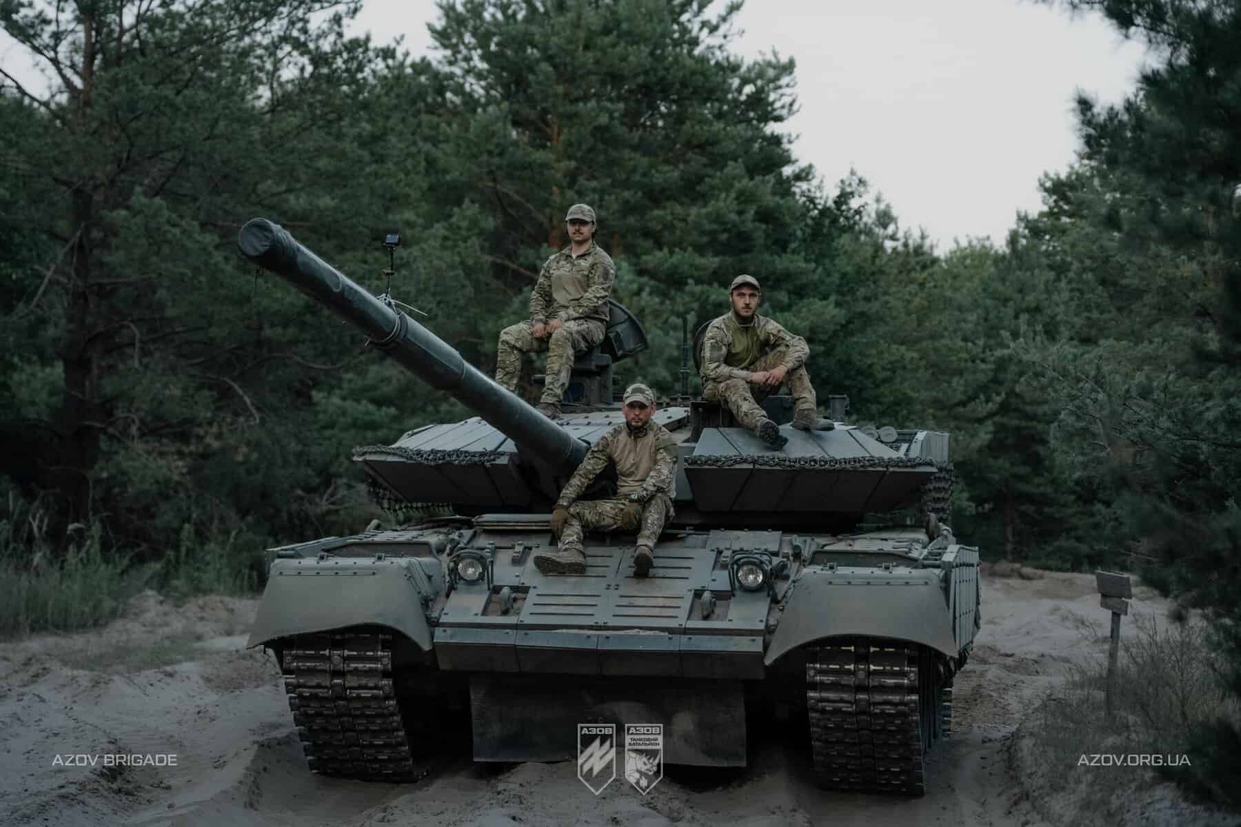Танк Т-80, ймовірно, із трофейним додатковим захистом