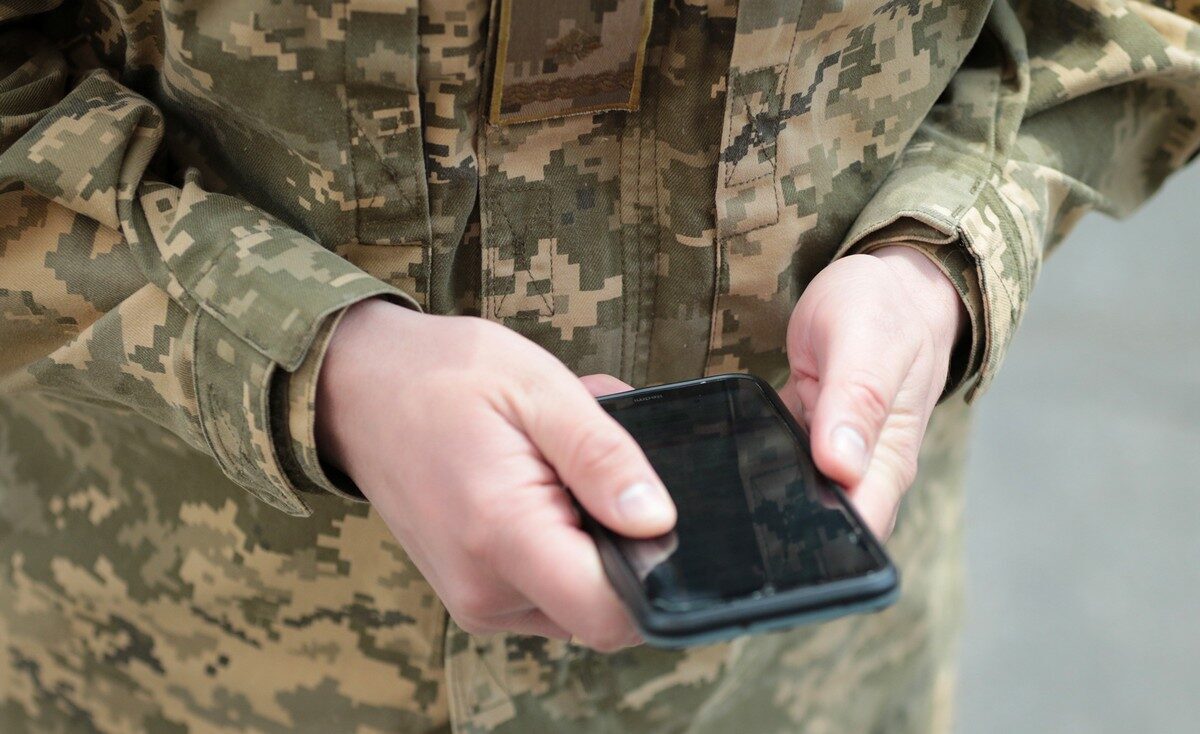 Хакери створюють фейкові вебсторінки бригад ЗСУ та застосунків про тривогу для зламу смартфонів — Держспецзв’язку