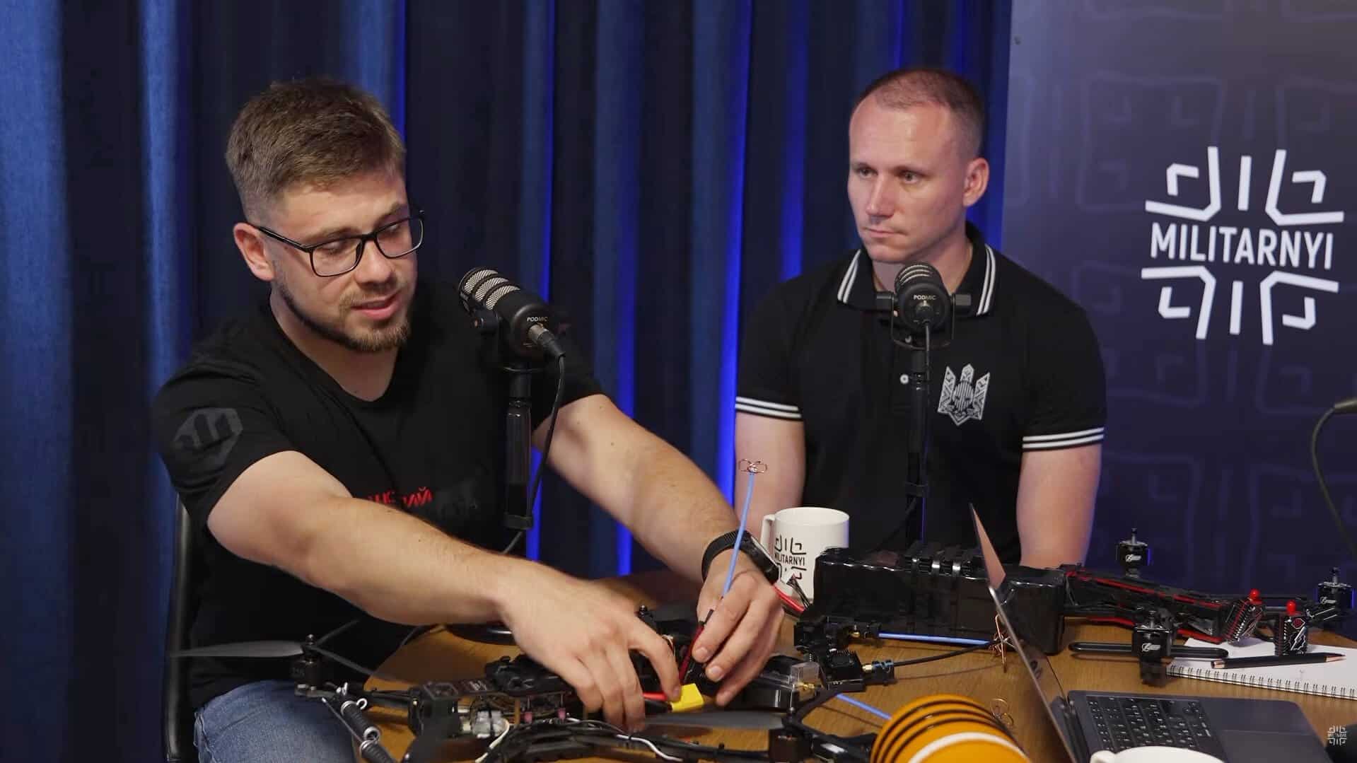 Керівник напрямку БПЛА у Brave1 Денис Логвиненко та заступник командира 412-ї бригади «Nemesis» із позивним «Балістика». Кадр з відео Мілітарного