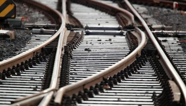 Дрони атакували залізницю у двох областях РФ: обвалився міст, з рейок зійшли десятки вагонів