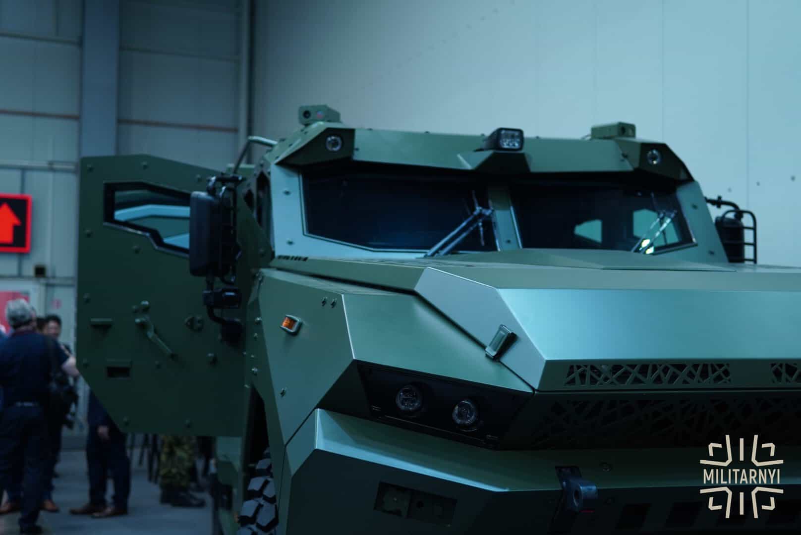 Excalibur Army представила самохідний міномет з системою Alakran, яку використовують в Україні, на шасі PATRIOT 4×4