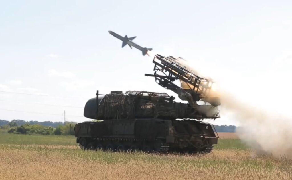 ЗРК "Бук" FrankenSAM пускає ракету RIM-7. 2026 рік. Кадр з відео: український 156-й зенітний ракетний полк імені Максима Кривоноса
