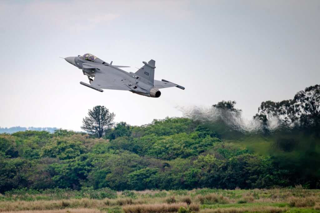 Перший побудований у Бразилії Gripen E під час першого польоту, 6 жовтня 2026 року. Фото: Embraer