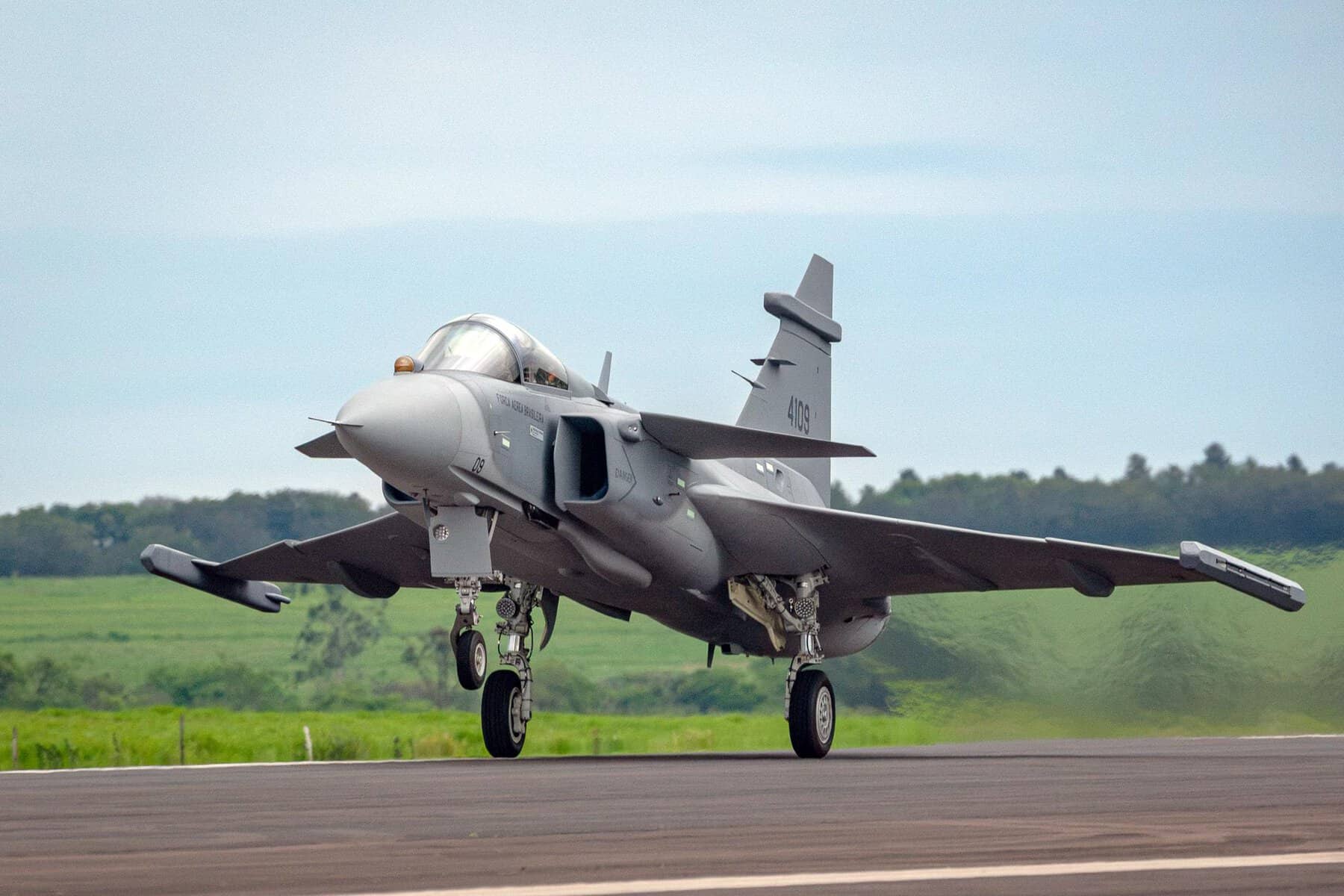 В небо піднявся перший винищувач Gripen E, вироблений у Бразилії