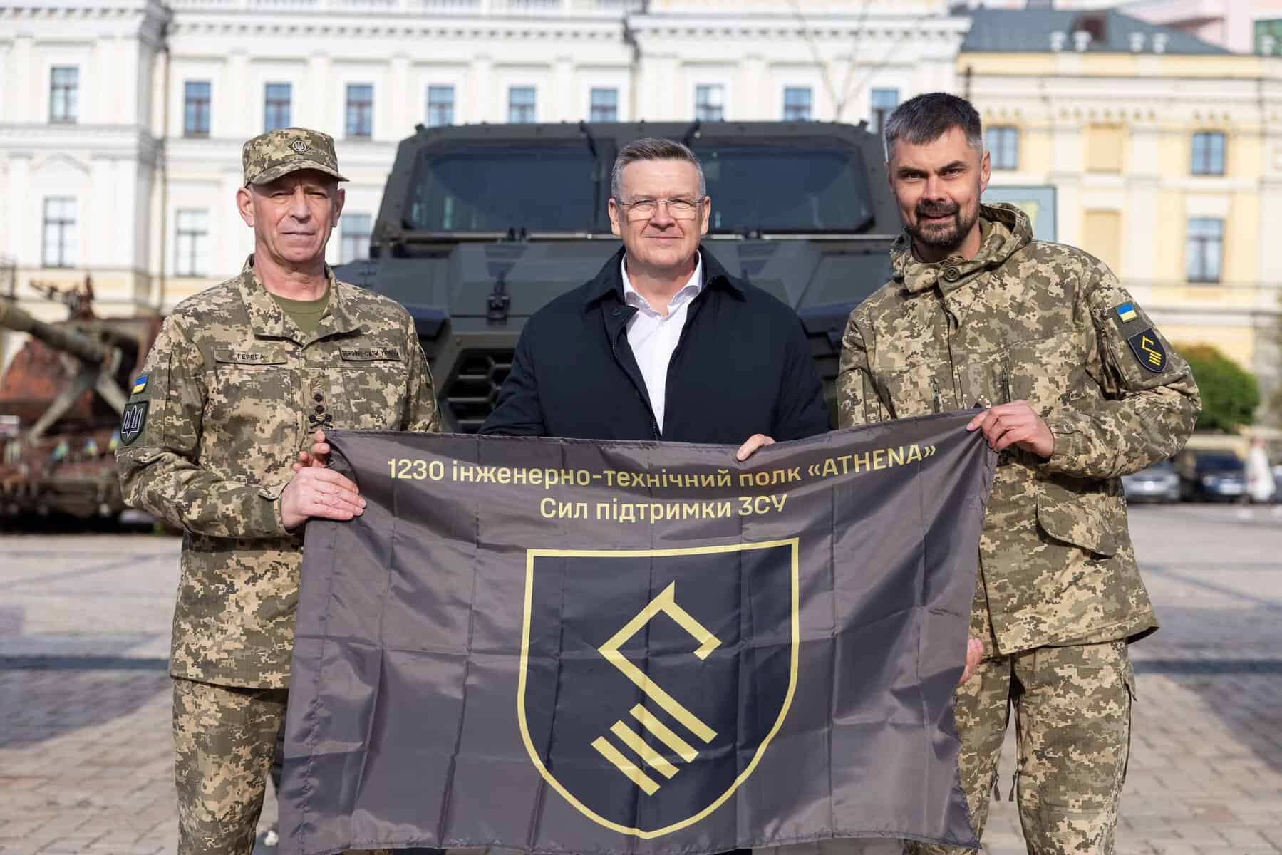 Представники Сил підтримки ЗСУ та 1230-го інженерно-технічного полку «ATHENA» на тлі отриманого бронеавтомобіля Inguar-3. Фото: Командування Сил підтримки ЗСУ