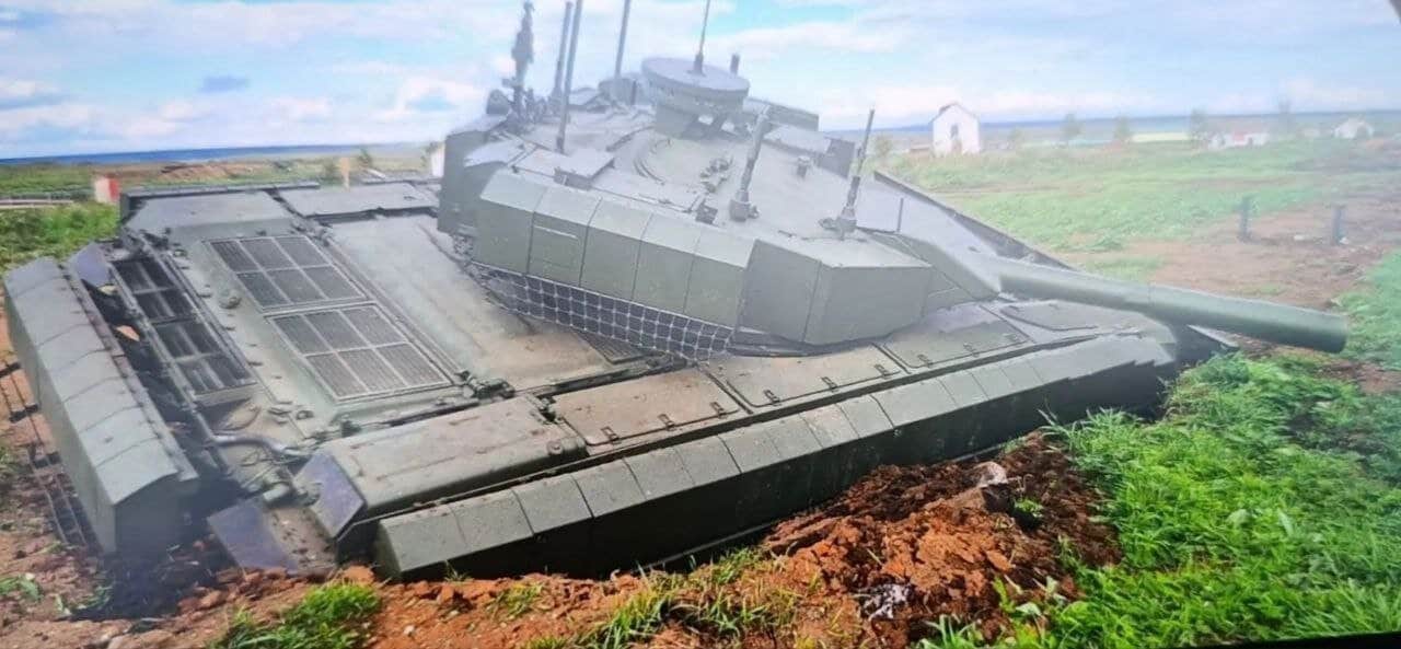 Shturm heavy assault robotic system stuck in mud. Screenshot from Defence Blog