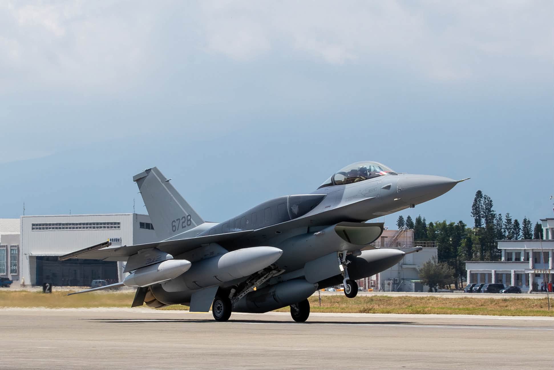 Тайвань отримав перші два винищувачі F-16V Block 70