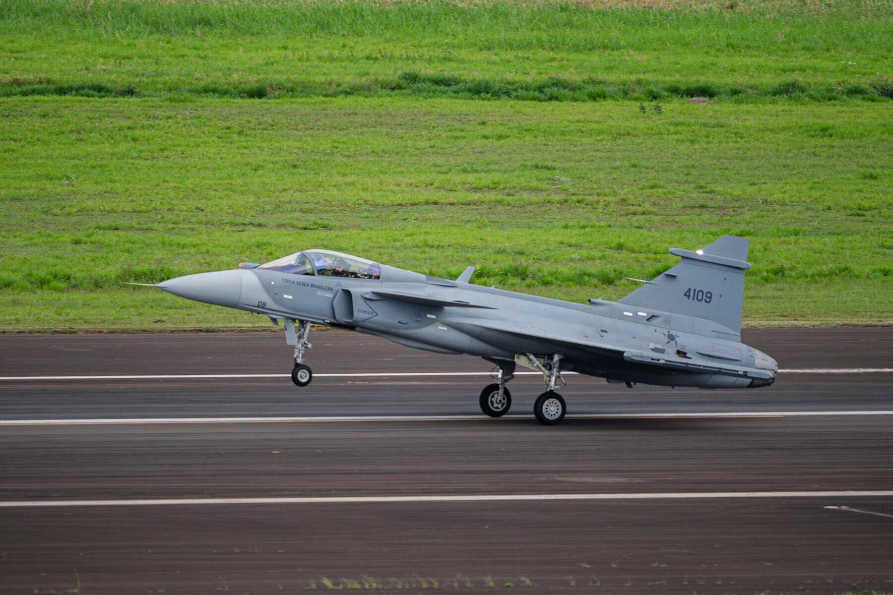 Перший побудований у Бразилії Gripen E під час першого польоту, 6 жовтня 2026 року. Фото: Embraer