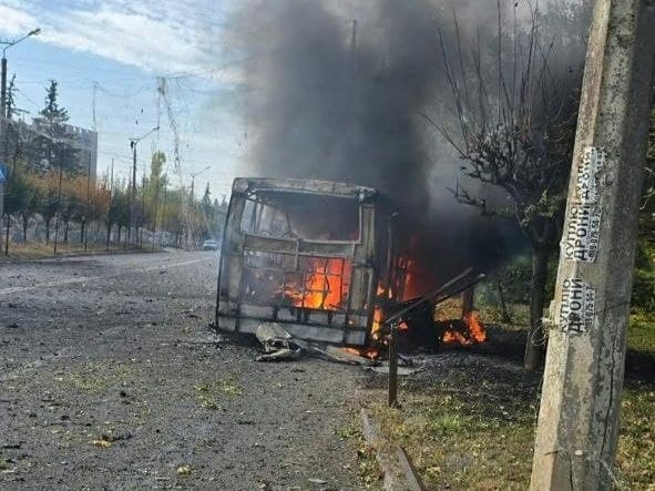Палаючий рейсовий автобус після російського удару по Краматорську 8 жовтня 2026 року. Фото: Українська правда