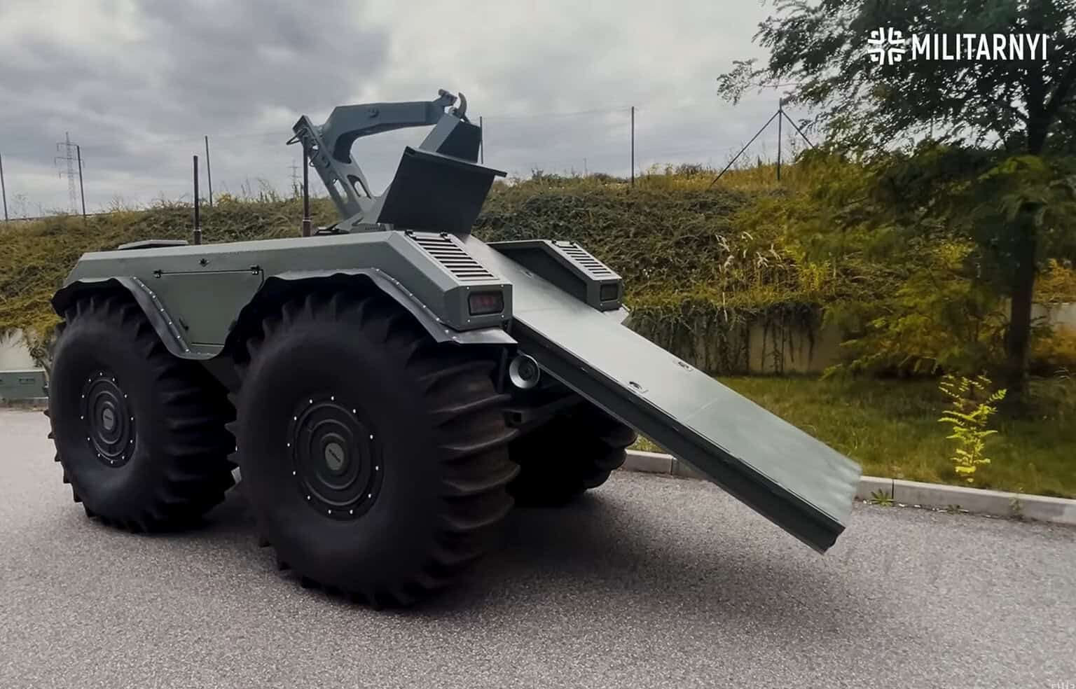 НРК UNEX UGV завантажує вантажний контейнер на платформу. Кадр із відео «Мілітарного».