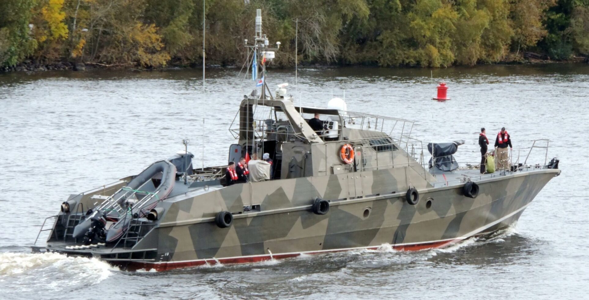 Російські катери «Соболь» отримують камуфляж і захист від дронів